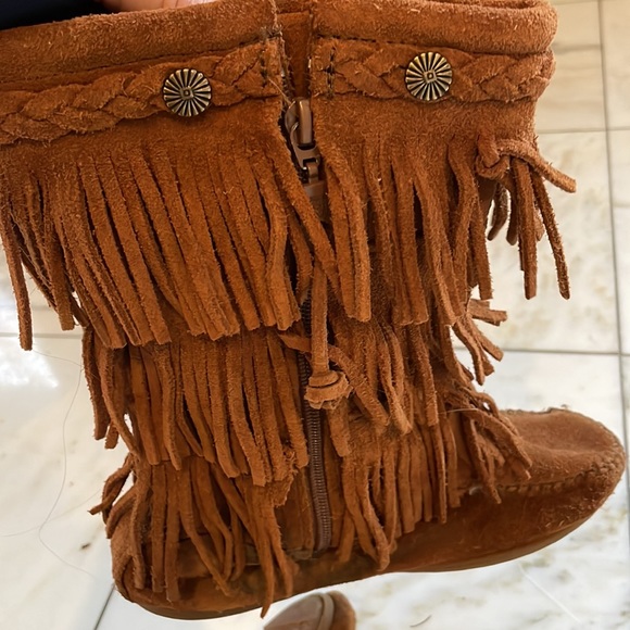 Minnetonka suede fringe boot. Excellent condition - Picture 4 of 12